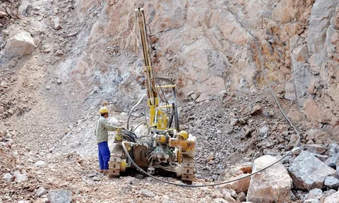 Vi phạm quy định về sử dụng vật liệu nổ công nghiệp, dịch vụ nổ mìn