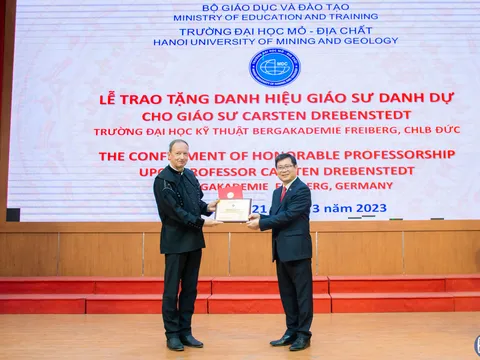 Lễ trao tặng danh hiệu Giáo sư danh dự cho nhà khoa học mỏ, GS.TS. Carsten Drebenstedt - Trường ĐH Kỹ thuật Bergakademie Freiberg CHLB Đức